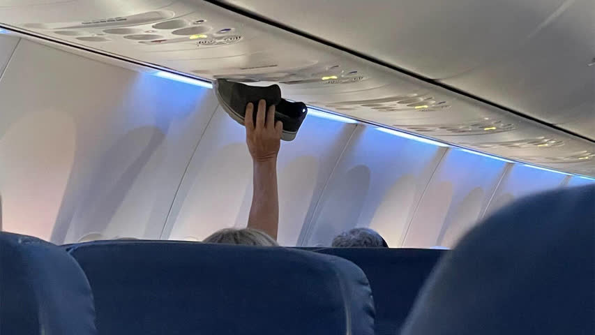Фото - «Отвратительный» поступок пассажира самолета оскорбил пользователей сети